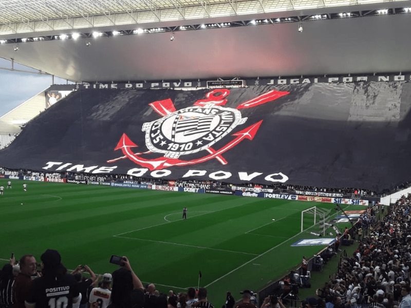 Olheiro do Corinthians observando jogo de futebol de base.