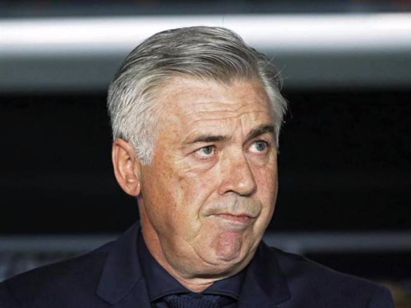 Carlo Ancelotti olhando para foto de Endrick em seu escritório no Real Madrid.