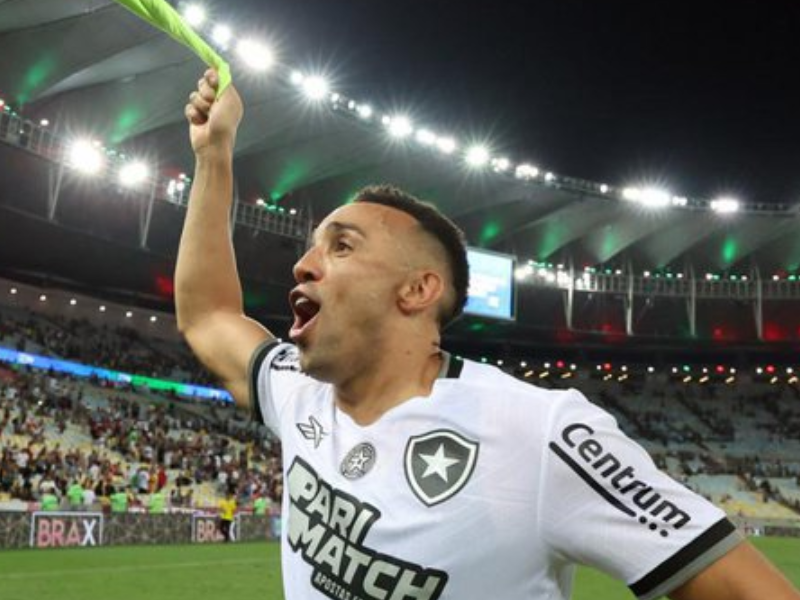 Marçal, lateral-esquerdo, vestindo a camisa do Botafogo em campo.