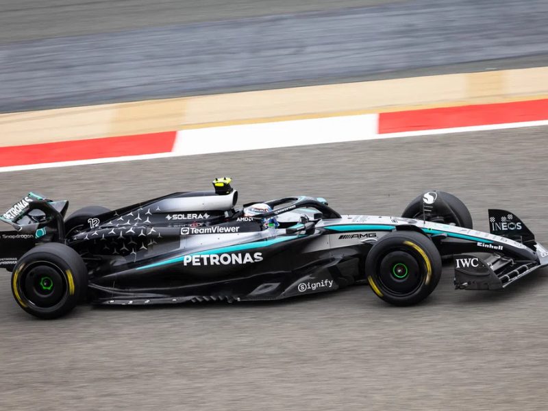 Andrea Kimi Antonelli dentro do cockpit durante os testes de pré-temporada da Fórmula 1.