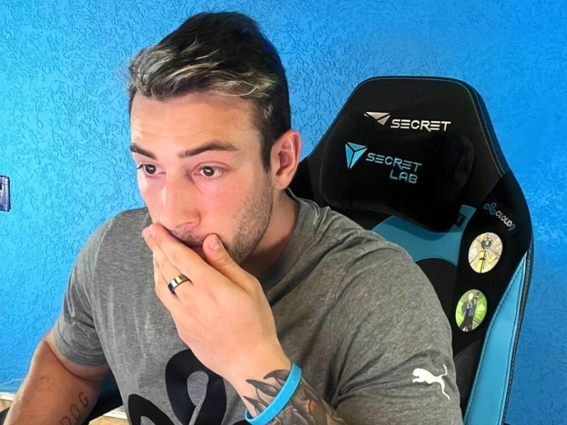 Jovem gamer concentrado jogando League of Legends com setup profissional.