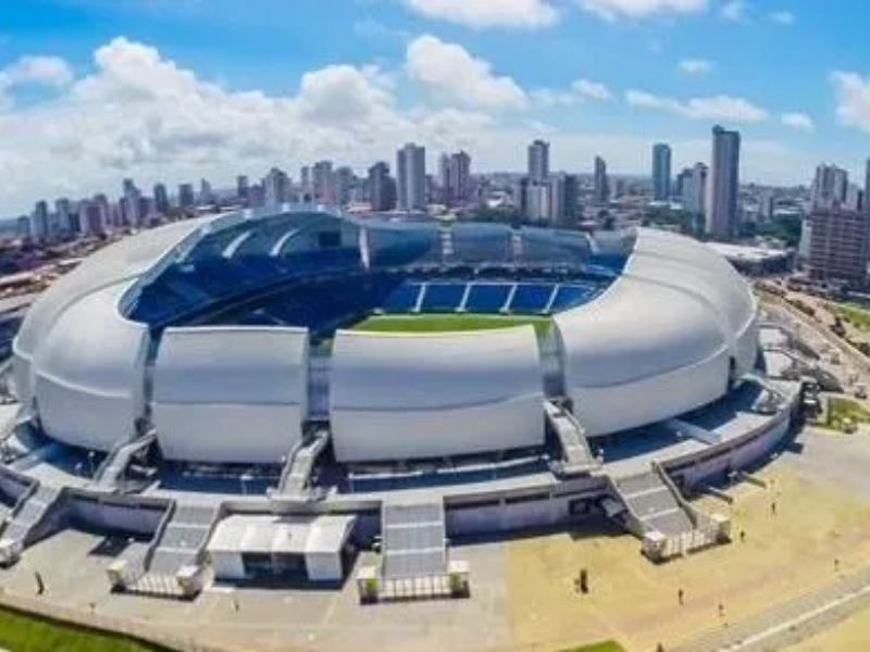 Torcida vibrante e apaixonada em um jogo da Copa do Nordeste.