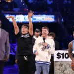 Jovem jogador de basquete comemorando vitória sobre Damian Lillard em competição, com balões e confetes ao fundo.