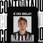 Jovem jogador do Botafogo-PB sorri no estádio Almeidão.