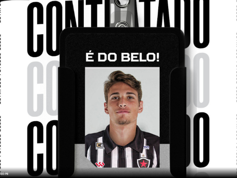 Jovem jogador do Botafogo-PB sorri no estádio Almeidão.