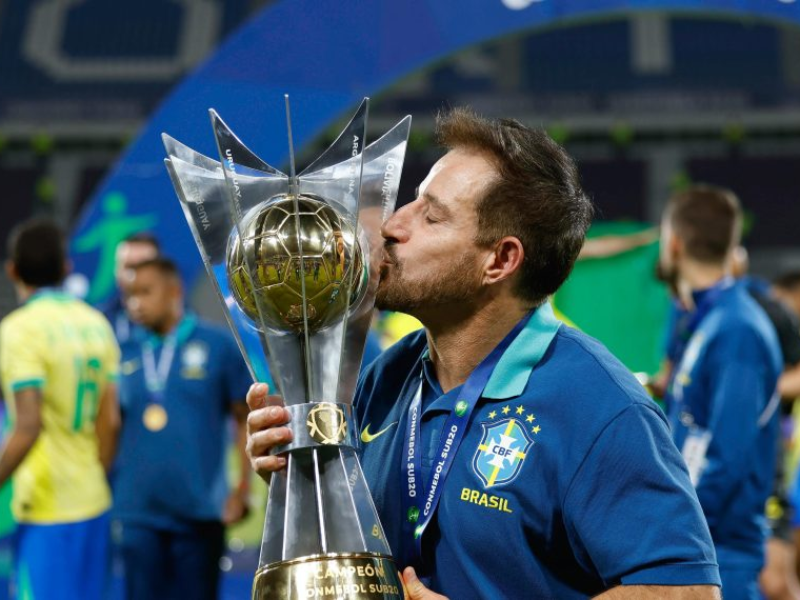 Ramon Menezes comemora título Sul-Americano Sub-20 com a equipe brasileira.