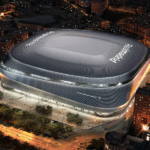 Visão ultrarrealista do estádio Bernabéu ao entardecer, com torcedores e detalhes arquitetônicos impressionantes.