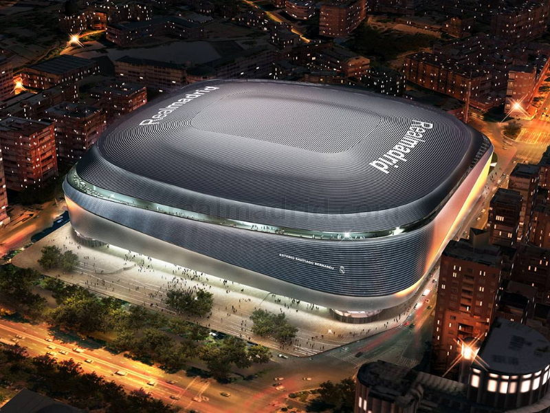Visão ultrarrealista do estádio Bernabéu ao entardecer, com torcedores e detalhes arquitetônicos impressionantes.