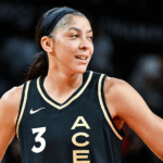 Candace Parker sorrindo no banco de reservas do NBA All-Star Game.