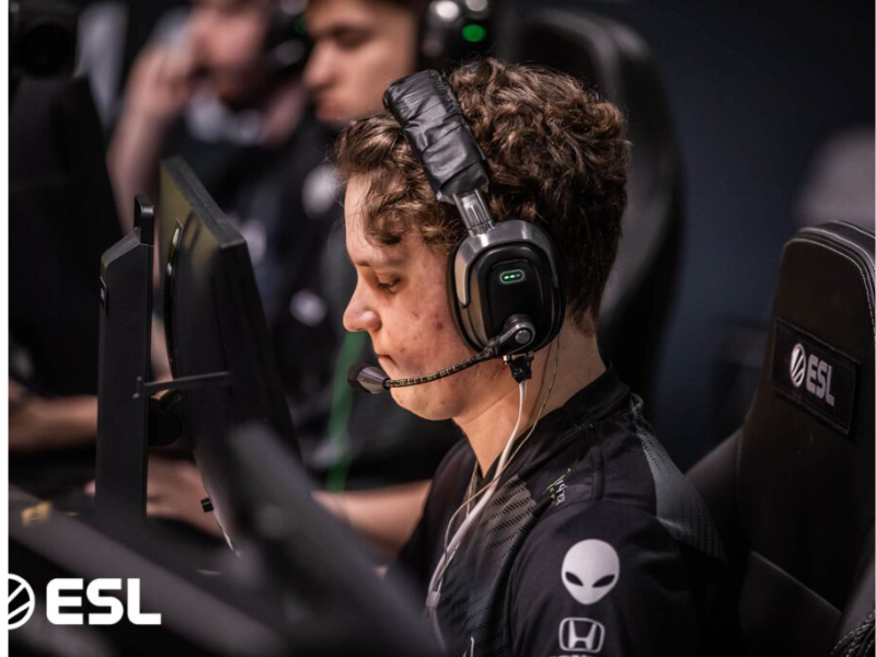 Imagem ultrarrealista de YEKINDAR, Perfecto e NAFANY, astros do CS2, em ambiente de alta tecnologia.