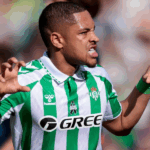 Vitor Roque comemora gol com a camisa do Palmeiras.