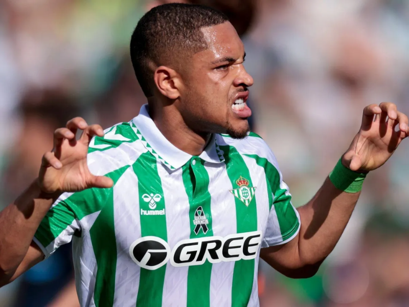 Vitor Roque comemora gol com a camisa do Palmeiras.