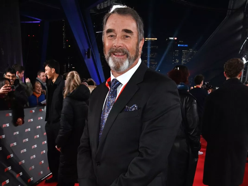 Carro da Red Bull Racing 2025 em alta velocidade na pista de corrida.