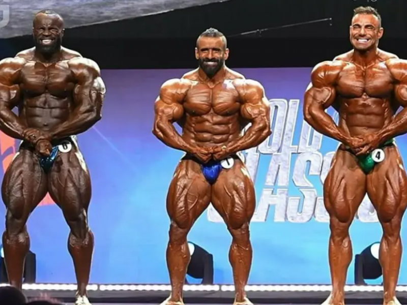 Eduardo Correa e Francielle Mattos posando no Arnold Classic Ohio, rodeados por uma plateia vibrante e orgulhosa.