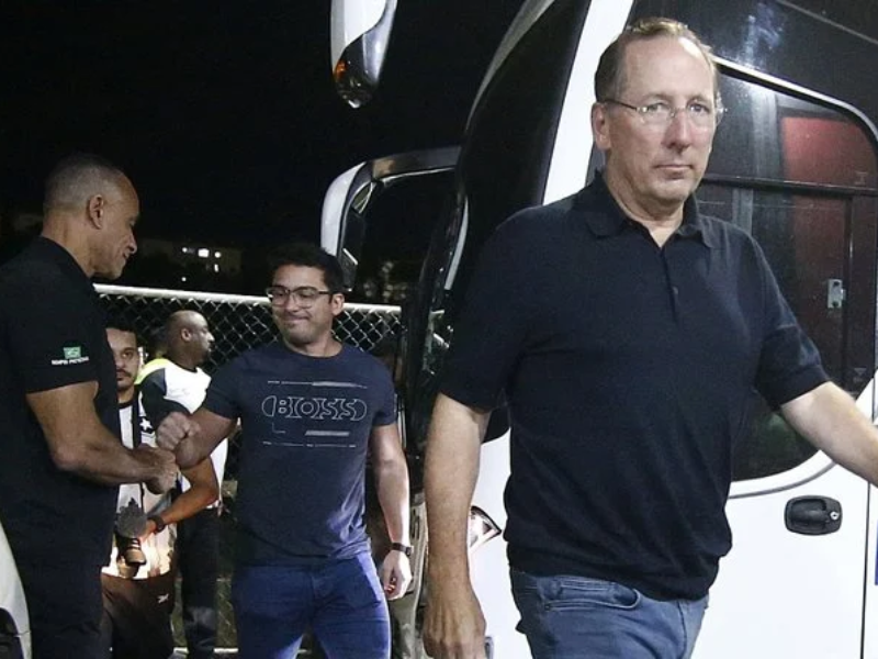 John Textor em reunião com executivos do Botafogo no Rio de Janeiro.