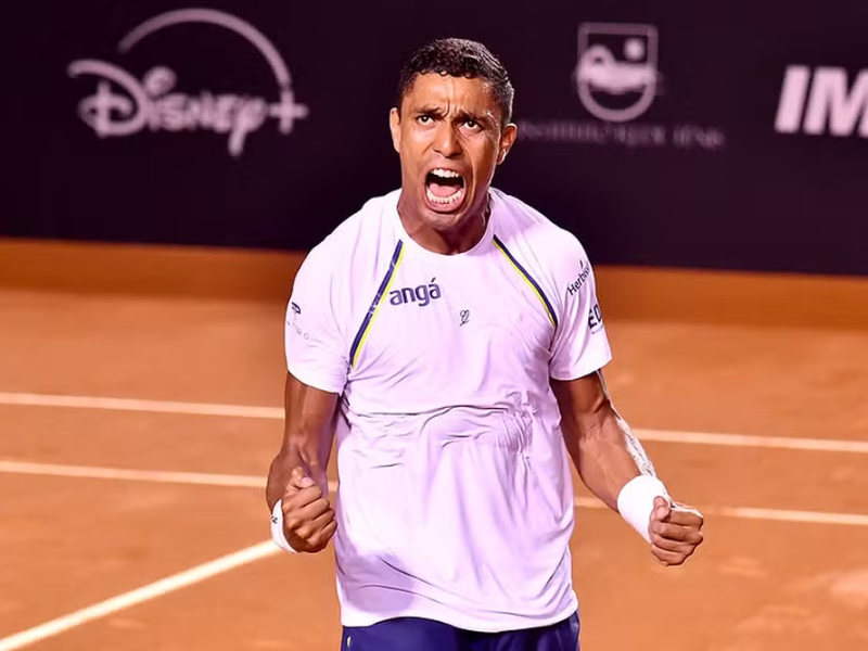 Thiago Monteiro jogando tênis no Rio Open.