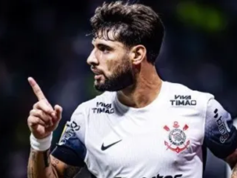 Yuri Alberto, atacante do Corinthians, comemora gol com a torcida ao fundo em jogo decisivo.