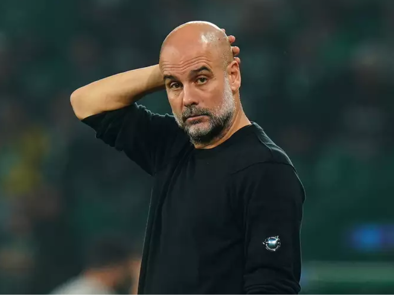 Pep Guardiola cabisbaixo no banco após a eliminação da Champions League.