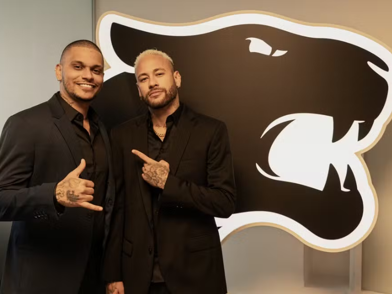 Neymar, terno, estádio Kings League, liderança.