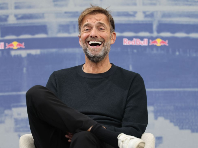 Jürgen Klopp vibrando como técnico do Botafogo em um estádio lotado, cena ultrarrealista.