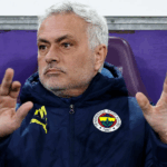 Briga generalizada em campo de futebol durante partida da Liga Europa.