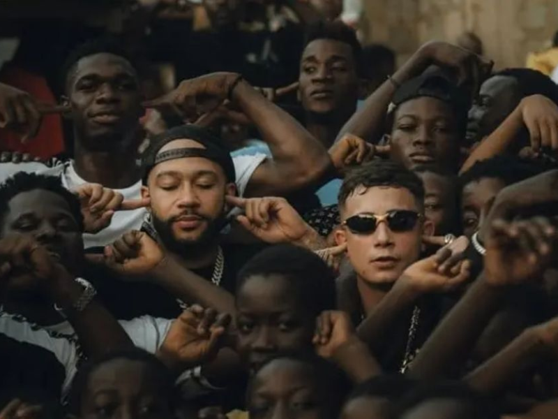Torcida do Corinthians cantando em um estádio de futebol durante o crepúsculo, com bandeiras e faixas.