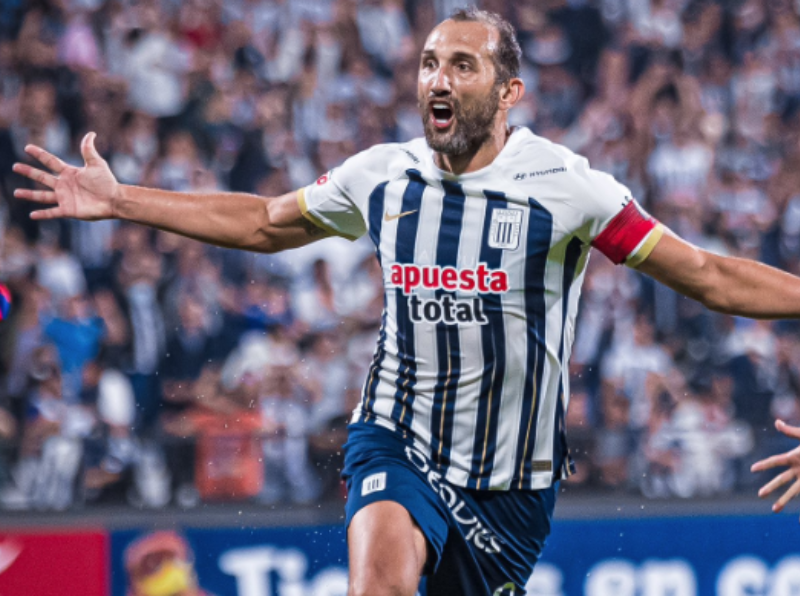 Hernán Barcos comemora gol da vitória do Alianza Lima contra o Nacional na Libertadores.