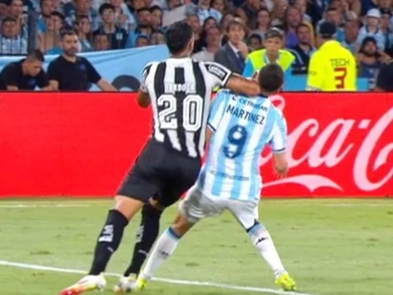 Zagueiro Alexander Barboza expressa frustração com a arbitragem durante partida de futebol.