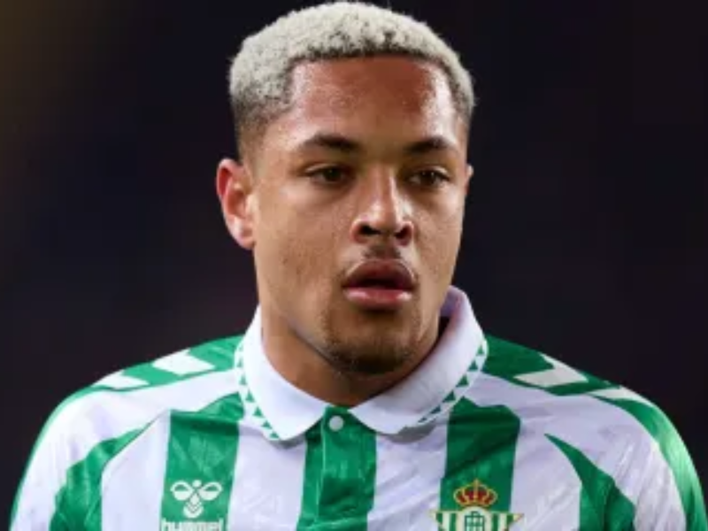 Smartphone exibindo manchete sobre Palmeiras e Vitor Roque em ambiente de escritório moderno.