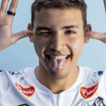 Deivid Washington comemora gol na Vila Belmiro, vestindo a camisa do Santos.