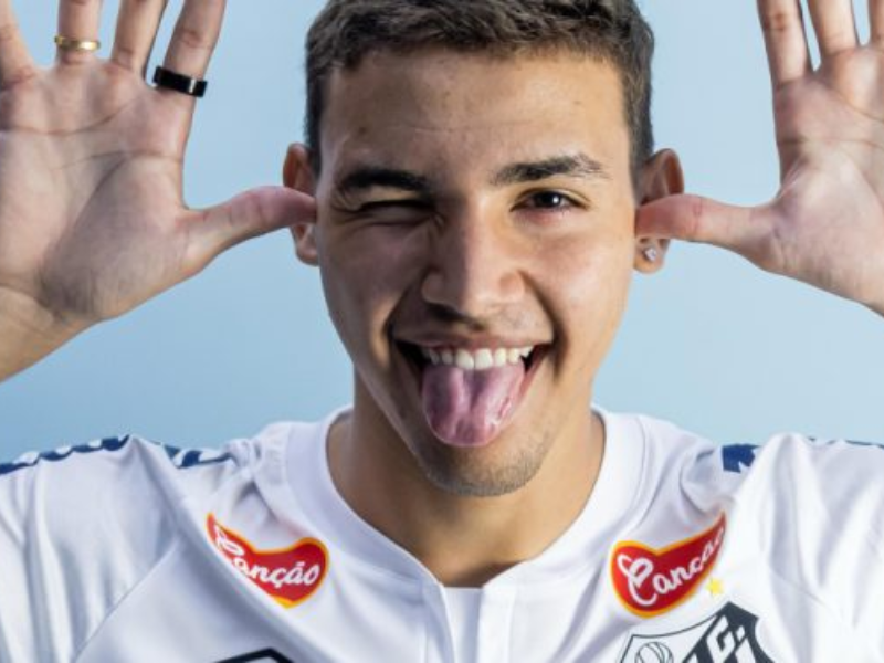 Deivid Washington comemora gol na Vila Belmiro, vestindo a camisa do Santos.