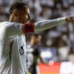 Neymar comemora gol em partida do Al-Hilal, mostrando alegria e superação.