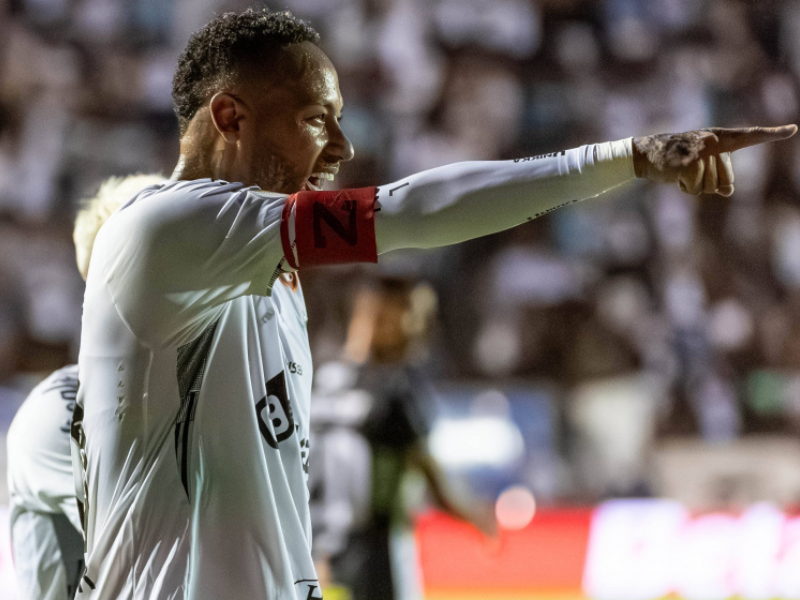Neymar comemora gol em partida do Al-Hilal, mostrando alegria e superação.