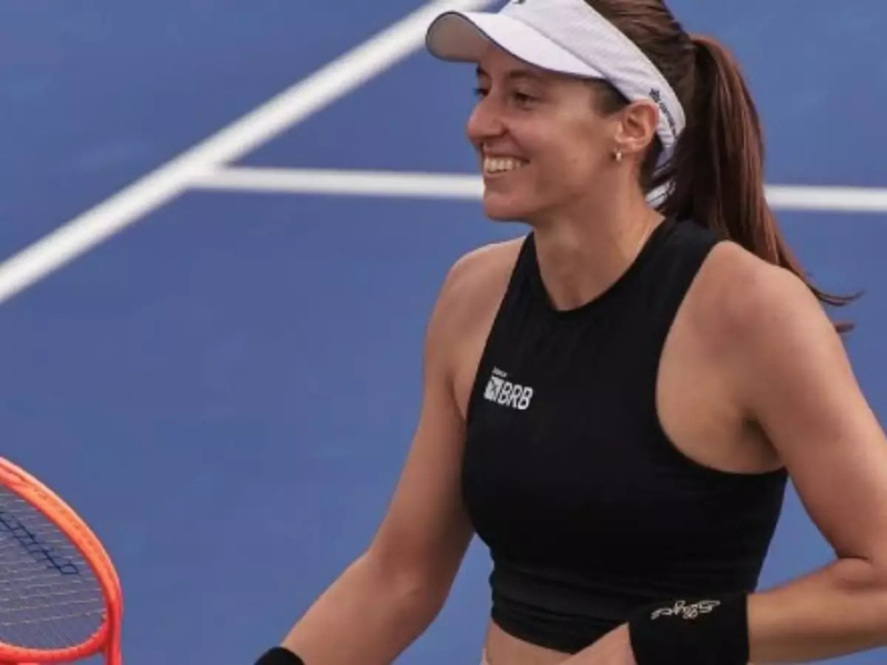 Luisa Stefani jogando tênis no WTA 1000 de Dubai.