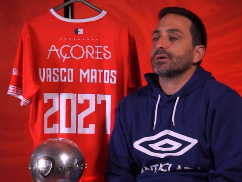 Foto de Bruno Matos, meia do Santa Clara, em campo.