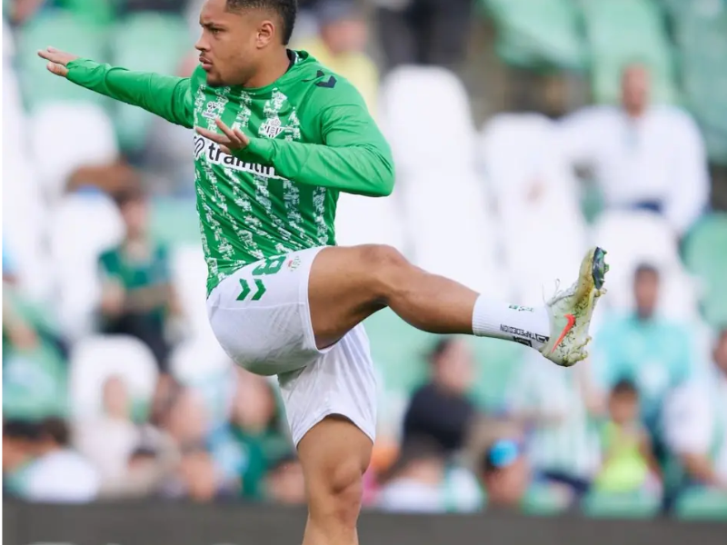 Vitor Roque comemorando gol com a camisa do Palmeiras no Allianz Parque.