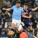 Claudio Echeverri treinando com a camisa do Manchester City.