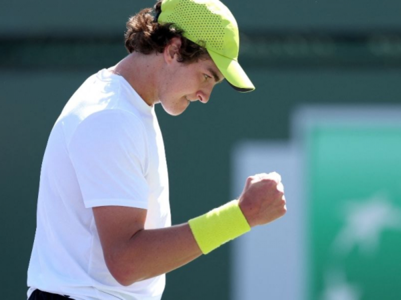 João Fonseca comemora título no Challenger de Phoenix, mostrando sua conquista no tênis.