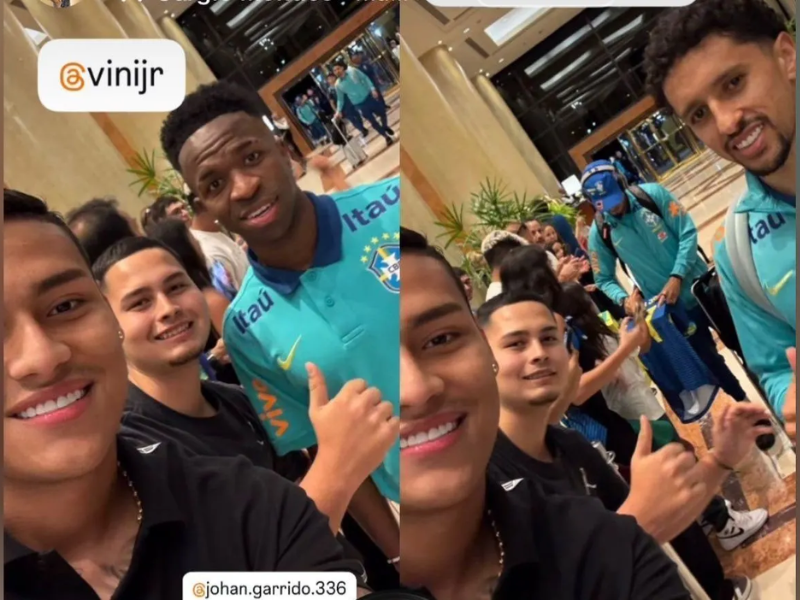 Jogador de futebol colombiano sentado sozinho em vestiário escuro, com expressão de tristeza.