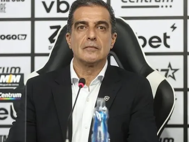 Renato Paiva no centro do campo, vestindo o uniforme do Botafogo em dia de jogo.