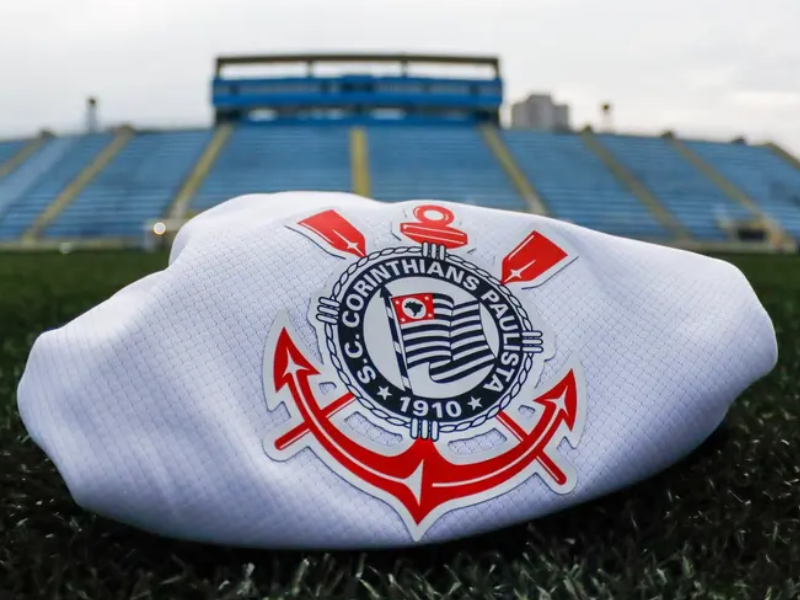Torcedores do Corinthians em Londres com bandeiras e faixas em frente à Neo Química Arena.