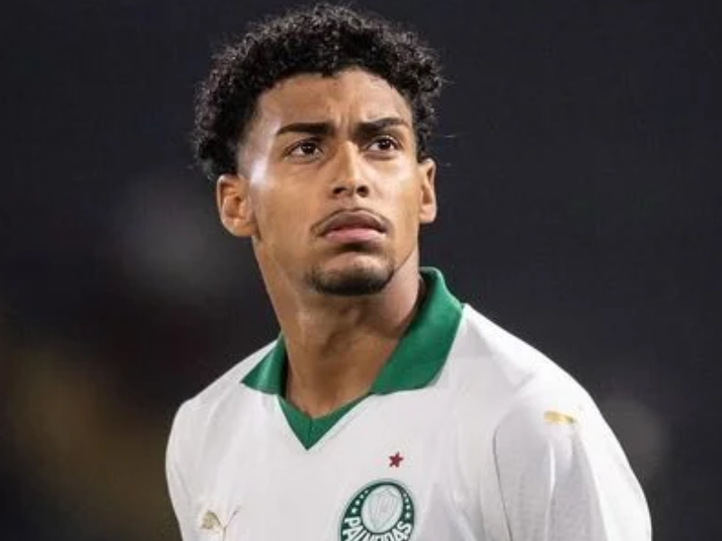 Leila Pereira, presidente do Palmeiras, expressando indignação e exigindo ação contra o racismo.