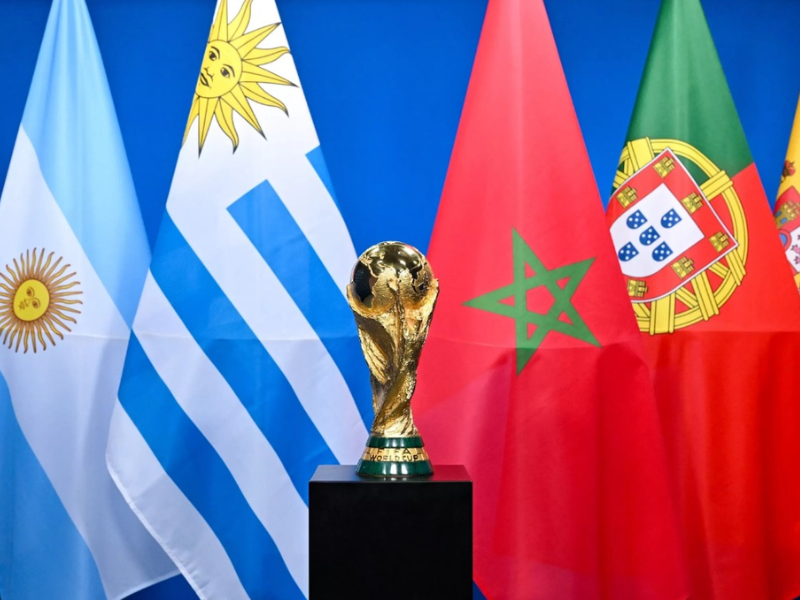 Estádio lotado na final da Copa do Mundo de 2030, com jogadores celebrando a vitória.