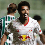 Lucas Evangelista vestindo a camisa do Palmeiras no Allianz Parque.