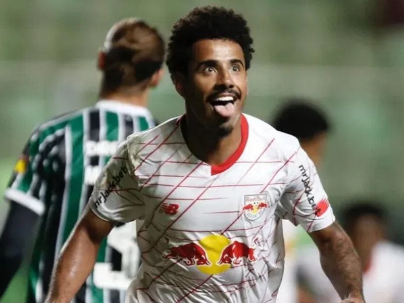 Lucas Evangelista vestindo a camisa do Palmeiras no Allianz Parque.