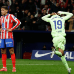 Lionel Messi driblando defensor em jogo crucial entre Barcelona e Atlético.