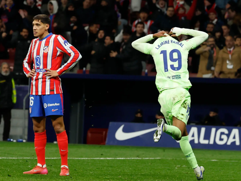 Lionel Messi driblando defensor em jogo crucial entre Barcelona e Atlético.