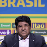 Reunião na CBF sobre as eleições. Homens engravatados discutem o futuro do futebol brasileiro.