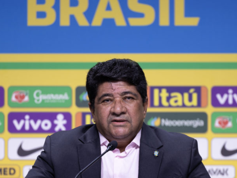 Reunião na CBF sobre as eleições. Homens engravatados discutem o futuro do futebol brasileiro.