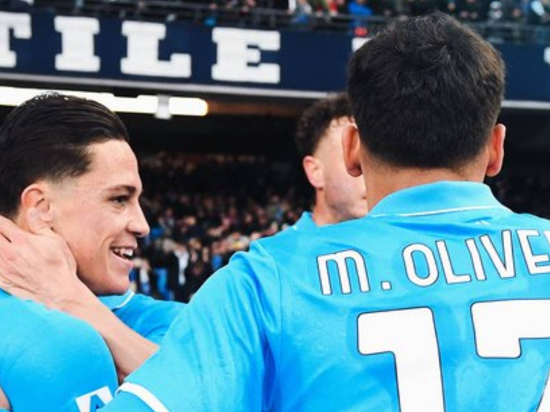 Multidão de torcedores do Napoli vibrando em um estádio de futebol.